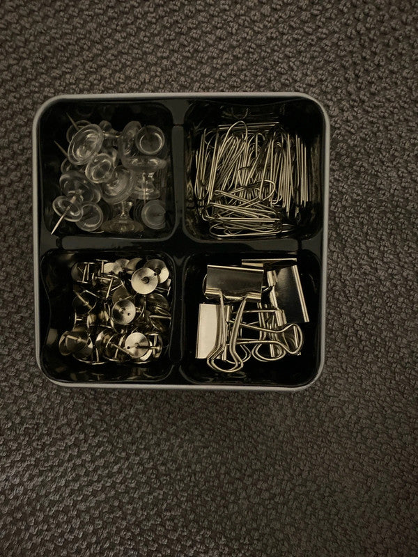 Pappersstift, set som är oanvänt och innehåller fyra olika set.