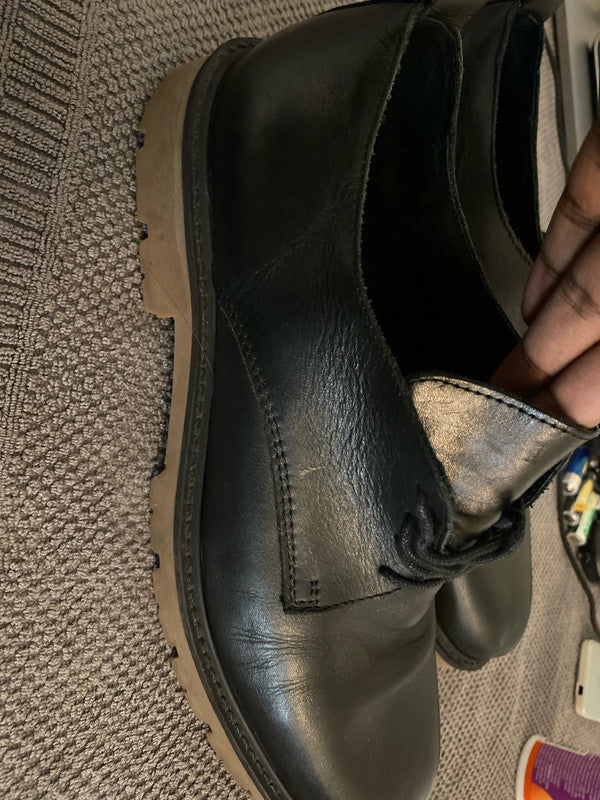 Svarta skor kan bäras till allt från jeans och stickade tröjor till mer uppklädda byxor och kostyme