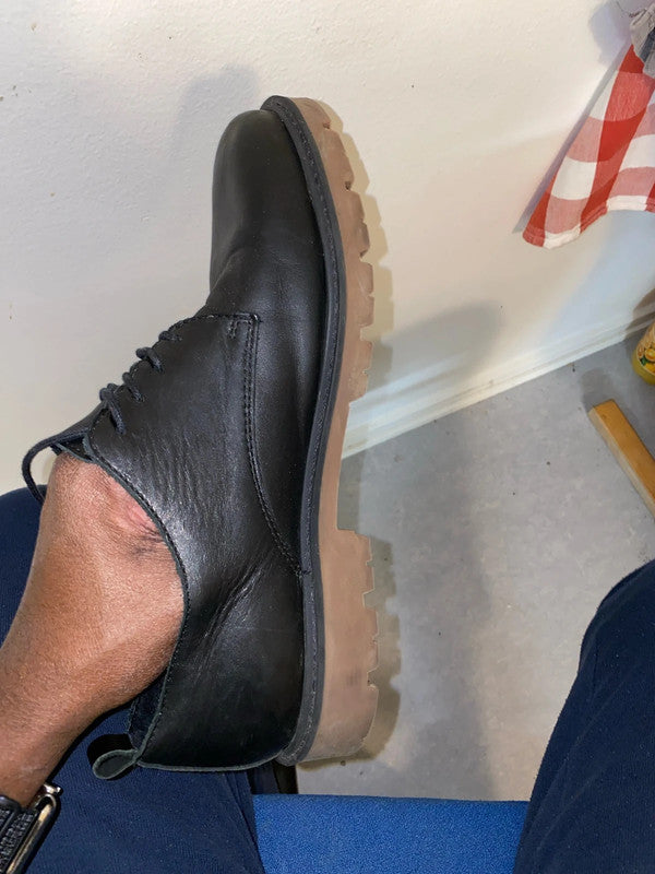Svarta skor kan bäras till allt från jeans och stickade tröjor till mer uppklädda byxor och kostyme
