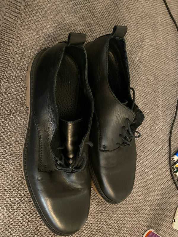 Svarta skor kan bäras till allt från jeans och stickade tröjor till mer uppklädda byxor och kostyme