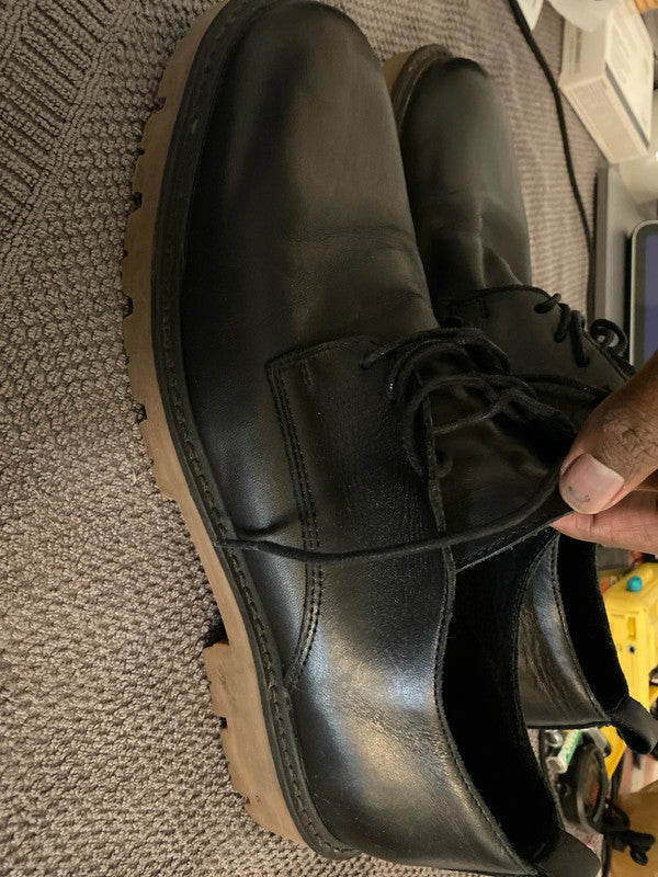 Svarta skor kan bäras till allt från jeans och stickade tröjor till mer uppklädda byxor och kostyme