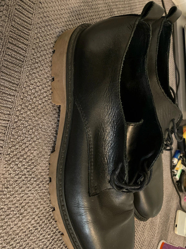 Svarta skor kan bäras till allt från jeans och stickade tröjor till mer uppklädda byxor och kostyme