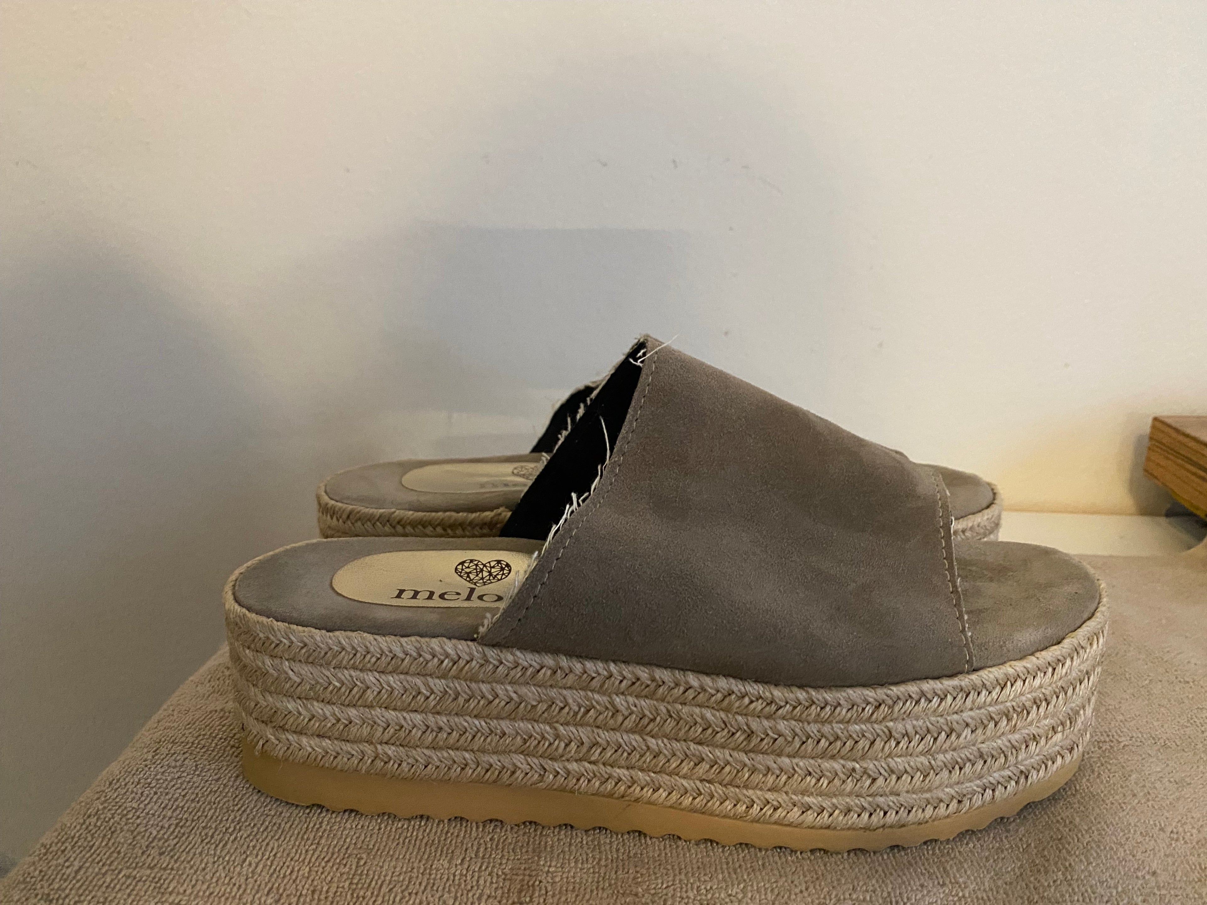 Melove platåsandaler stl 40 beige.